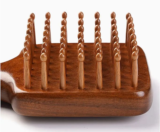 Dřevěný masážní kartáč na vlasy s rukojetí